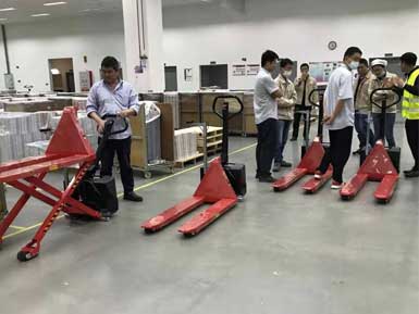 電動(dòng)高升程搬運(yùn)車交付使用，感謝廠家羅總親自跟客戶講解操作方法！